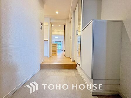 毎日家族を見送り、そして迎え入れる「帰りたくなる家」をテーマに設計した自慢の玄関です。「ただいま」「おかえり」。新居で交わす何気ない挨拶や、日々のやり取りが、家族の絆をより一層深めて心地よく響きます。
