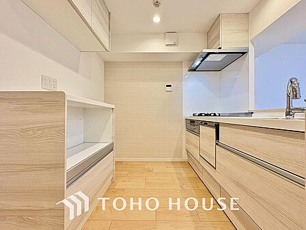 随所に、料理への配慮が施された、美しく使いやすいキッチン空間。優しい温もりに包まれた広々スペースなら、毎日の調理作業も快適でスムーズです。料理の時間が楽しみになり、日に日に腕前も上がりそうな設計です。