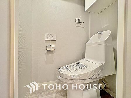 清潔な空間であって頂けますように、目に留まるだけではなく、汚れをふき取り易いフロアと壁紙をチョイス。快適な温水洗浄便座付。手洗い一体型のトイレはスペースの節約ができ、ゆったりとした空間が確保できます。
