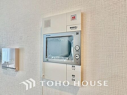 「見える安心」をカタチにしました。誰が来てもわかる様に、モニター付きインターホンを設置。来訪者を映像で確認できるため防犯性に優れ、日々の暮らしに確かな安心感をプラスする、家族に優しい住まいの設備です。