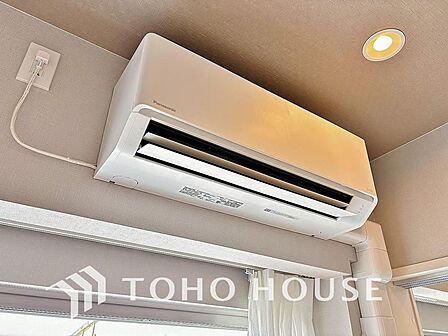 エアコンは空気を汚さず場所も取らないので、お部屋を広く使えます。設置工事などの初期費用がカットできるのは嬉しいですね。日々の快適な室温を保ち、暮らしに心地よいゆとりをプラスする、家計に優しい設備です。