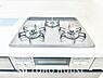 設備：毎日料理をする方や、品数を多く作りたいご家族に、嬉しい3口コンロ。複数の調理を同時に進められるため、忙しい時間帯の夕食準備もスムーズにはかどります。料理の効率と、楽しさを広げてくれる、必須の設備です。