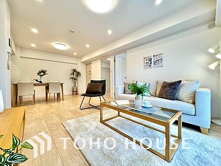 広いLDKでは家族が集まり、一緒の時間を過ごせる工夫がされております。ゆとりある空間がそれぞれの心地よい居場所をつくり、同じ空間を共有する喜びを実感。家族の絆が自然と深まる、温もりあふれる住まいです。