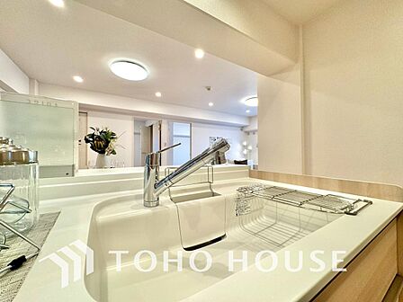 安全でおいしい水が手軽に。ボタン一つで浄水と原水をスムーズに切り替えられる浄水器一体型水栓を使用。蛇口まわりがすっきり美しく収まるデザインで、大切な家族の健康的な食生活をいつでも優しくサポートします。