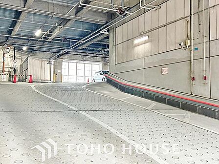 「敷地内駐車場。月額8000~13000円。空き状況はご確認ください。お車をお持ちの方も安心の環境で、毎日の通勤や休日のお出かけ、日々のお買い物もスムーズ。快適なカーライフを足元からサポートします。