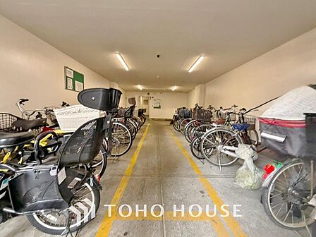 マンション駐輪場は空き状況などお気軽にお問い合わせを!周辺環境に馴染む美しい外観と高い機能性が魅力の邸宅です。光と風が通り抜ける開放的な設計が日々の暮らしに寄り添い上質な時間を末永く育んでくれますね。