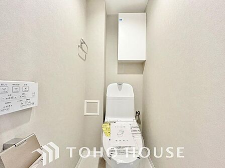清潔な空間を保てるよう、お手入れのしやすさにもこだわり、汚れをサッと拭き取れる床材と壁紙を採用。快適な温水洗浄便座に加え、手洗い一体型のトイレはスペースの節約ができ、ゆったりとした空間が確保できます。
