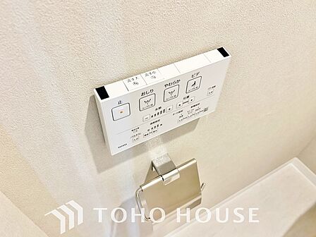 清潔で快適なトイレタイムをサポートする、温水洗浄便座を完備しました。気になるニオイを抑える脱臭機能なども備えており、いつも爽やかで心地よい空間を保ちます。日々の暮らしに寄り添う嬉しいこだわり設備です。