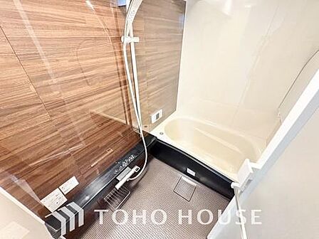 一日の疲れを癒やす・・心地よいバスタイムを演出するため、ゆとりあるサイズを採用した浴室。快適で清潔な空間が、心も体もオフになる上のリラックスタイムを叶え、日々の暮らしに上の癒やしを届けてくれます。