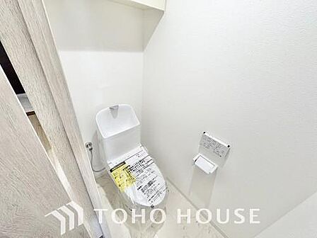 清潔な空間を保てるよう、お手入れのしやすさにもこだわり、汚れをサッと拭き取れる床材と壁紙を採用。快適な温水洗浄便座に加え、手洗い一体型のトイレはスペースの節約ができ、ゆったりとした空間が確保できます。