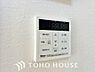 浴室：家族がいつでも温かいお風呂に入ることができる追い炊き機能が付いた浴槽はとても便利な機能です。家事の合間に手軽に操作できるため、生活リズムが異なるご家族でも常に心地よい温かなお湯が優しく迎えてくれます。