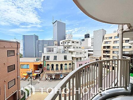 陽当たりの良い南西向きに広いバルコニーがご用意されました。奥行きもゆとりがあり、お休みの日にまとめてお洗濯を…、というときにも頼もしい広さがあります。防水加工も施され、経年劣化などにも対応しています。