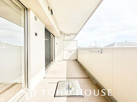 頬をなでる優しい風を感じ、つい深呼吸をしたくなる気持ちの良い眺望が広がるバルコニー。暖かい陽ざしがたっぷりと差し込む空間は晴れた日には洗濯物もよく乾き、毎日の家事タイムも心地よい時間に変えてくれます。