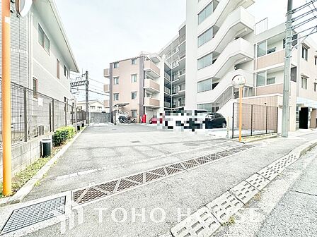 敷地内駐車場(空き状況、料金等についてはお気軽にお問合せください。)