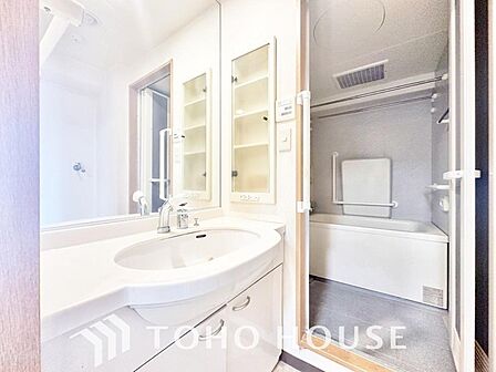 平日の朝でも落ち着きと寛ぎを感じられ、気持ちよく身だしなみを整えられる洗面空間。シンプルだからこそ使いやすく、お掃除もしやすいスタンダードなデザインの洗面台なので、いつでも清潔な状態をキープできます。