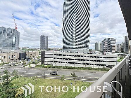 豊かな陽光に照らしだされる素敵な空間。季節を問わずに華やいだ素敵な風景をお楽しみいただけます。大きな窓から差し込む光が室内を明るく満たし、日々の暮らしに、四季の彩りと上のラックスタイムをお届けます。