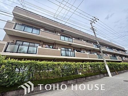 建物の居住性に拘った邸宅は「落ち着き」と「安らぎ」と「快適」を実現してくれます。明るい光が差し込む広々としたリビングは家族が自然と集まる場所となり、何気ない日々の暮らしに豊かな笑顔と温もりを届けます。