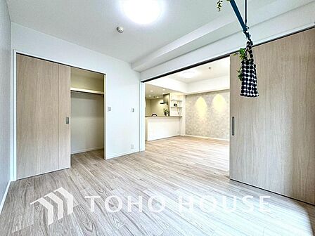 2WAY利用できるリビング隣接の洋室。スライドドアを開け放し大型リビングとしてもお使いいただけます。扉を閉めれば独立した書斎や子供部屋、客間としても重宝し、生活スタイルに合わせた柔軟な活用が可能です。