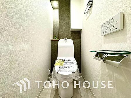 清潔な空間であって頂けますように目に留まるだけではなく汚れをふき取り易いフロアと壁紙をチョイス。サッと一拭きするだけで簡単に見栄え良く保てるため、毎日の掃除がスムーズになり家事時間を大幅に削減します。