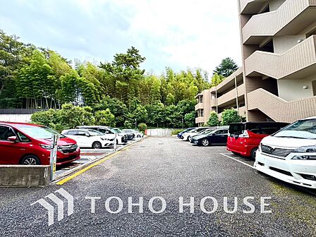 敷地内駐車場(空き状況、料金等についてはお気軽にお問合せください。)重い買い物袋がある日でも玄関までの距離が短いため移動がスムーズ。不審者の侵入を防ぐ防犯性も兼ね備え、家族みんなが快適に利用できます。