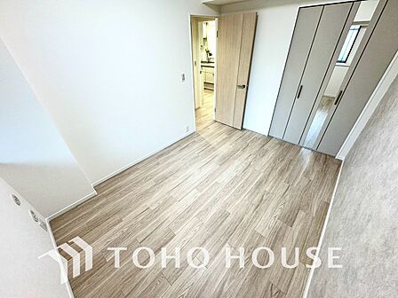 家具の配置がし易い室内です。趣味の部屋としても、充分な広さを確保しております。柔らかな自然光が差し込む心地よいお部屋は、アレンジ次第で自分だけの特別な場所に。日々の暮らしがより豊かに彩られていきます。