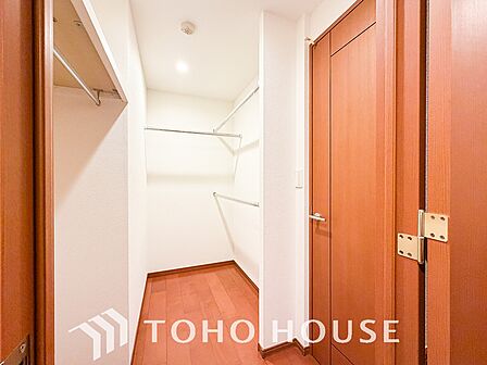 たっぷりと荷物を入るよう広々としたウォークインクローゼットを完備。使い勝手の良さを追求しております。衣類だけでなく、季節家電やスーツケースもすっきりと収まり、お部屋の美しさと広さをキープできる収納に。