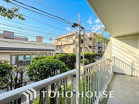 豊かな眺望にふさわしい空間には、優れた通風と採光により、心地よい光と風があふれています。圧倒的な開放感と、四季の移ろいを肌で感じる贅沢な住み心地。この地ならではの特別な情景を、ぜひ現地でご体感下さい。