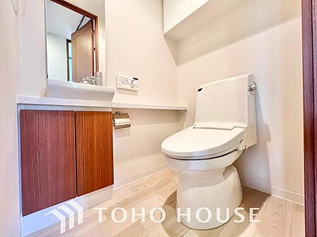 毎日使うトイレには快適な温水洗浄便座を完備しています。清潔感のあるプライベート空間で日々の生活に心地よいゆとりをプラス。毎日の暮らしをさらに一段と快適にしてくれる、嬉しいこだわり設備仕様の住まいです。