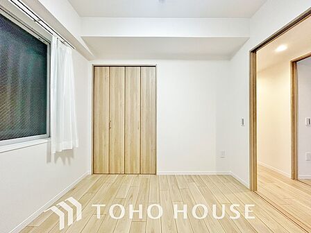 お子さまの心と身体を見守る子供部屋として、小さな自立心を育むお部屋作りを見越してご覧下さい。成長に合わせてレイアウトを変更しやすく、のびのびと過ごせる設計に。将来の夢や個性を豊かに育む安心の空間です。