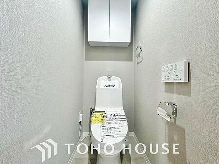 家族が毎日使うプライベートな空間。清潔で使いやすいトイレにすることで、日々の暮らしがより快適になります。最新の機能とお手入れのしやすい設計を施し、いつでも気持ちよく、家族誰もが安心して使える空間です。