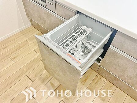 ビルトインタイプの食器洗乾燥機。通常の手洗いでは使用出来ないほど高温のお湯や高圧水流を使うことにより、汚れを効果的に落とすことができます。殺菌効果が非常に高く哺乳瓶などを使う家庭で需要が高く大変便利。
