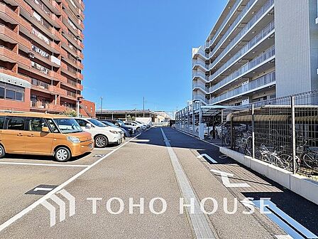 「俺専用。駐車場」ファミリーカーの需要が多い中、駐車場も広めに確保いたしました。マンションとは違う敷地内駐車。ご主人様のお車のお手入れにも気合が入りますね。