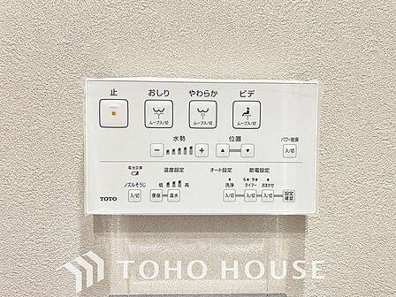 清潔で快適なトイレタイムをサポートする、温水洗浄便座を完備しました。気になるニオイを抑える脱臭機能なども備えており、いつも爽やかで心地よい空間を保ちます。日々の暮らしに寄り添う嬉しいこだわり設備です。