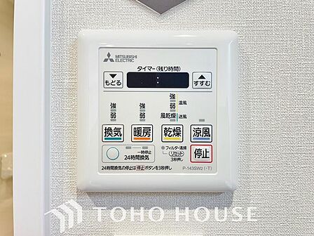 浴室暖房乾燥機を完備しておりますので雨天時のお洗濯も安心です。洗濯機を配置しても十分なスペースがあるランドリースペースと隣接し、洗う・干す動線もスムーズです。毎日の家事時間をぐっと短縮できる設計です。