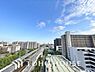 周辺：豊かな眺望にふさわしい空間は、通風・採光に優れ、心地よい光と風があふれています。明るい陽ざしが差し込む開放的なリビングとも繋がり、毎日の暮らしに上質な癒やしと特別な時間を届けてくれる素敵な住まいです。