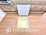 その他：キッチン下部の床下収納は、保存食や季節家電の収納に便利で、点検口の役割も果たします。