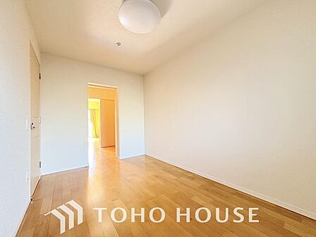 白を基調とした室内は、明るい住空間を造り出すだけでなく清潔感をもたらしてくれます。どんな家具とも合わせやすく、お好みのインテリアで自分らしい空間演出を楽しめるのも、白をベースにした間取りの魅力ですね。