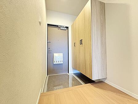 シューズボックス付き玄関。家族の靴を収納出来るため綺麗な玄関を保てます◎