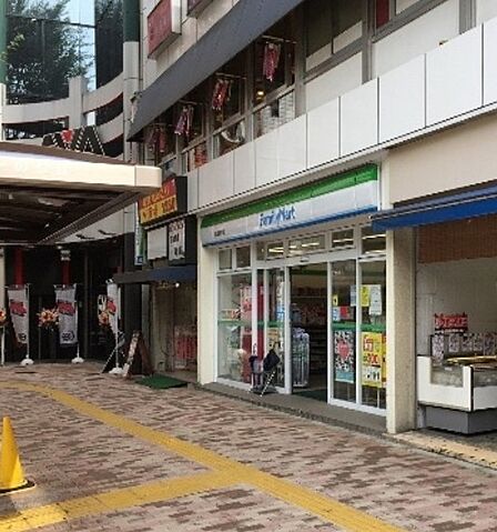 ファミリーマート 成増駅前店(1832m)