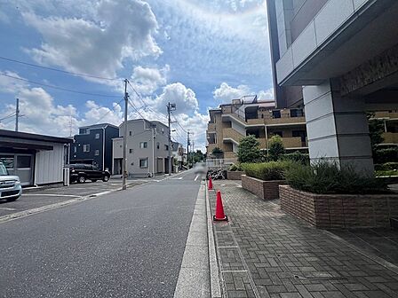 前面道路含む外観