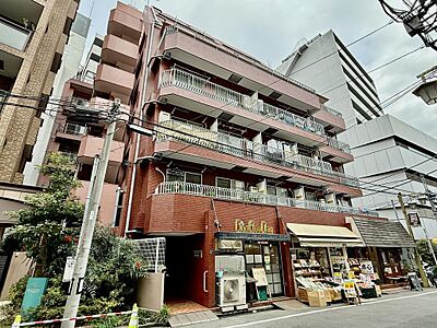 外観:都心アクセスと落ち着いた住環境を兼ね備えた、早稲田エリアのヴィンテージマンション。 外観:都心アクセスと落ち着いた住環境を兼ね備えた、早稲田エリアのヴィンテージマンション。