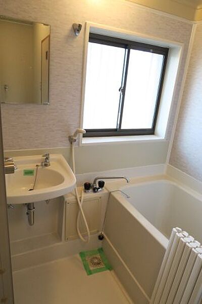 画像10:窓のある明るい浴室です。