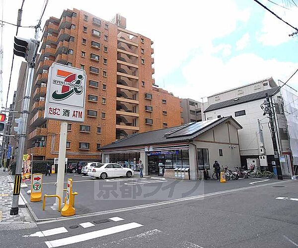 画像30:セブンイレブン 京都出世稲荷前店まで110m ガレージ広々、交差点の角で出入りしやすいですよ。