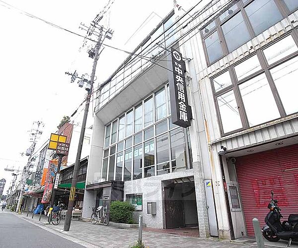 京都中央信用金庫 北野支店まで317m 商店街すぐの生活至便な場所ですよ。