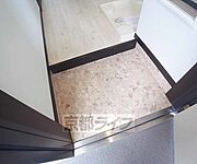 大きな鏡のある玄関です