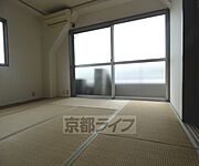 大きな窓のついたお部屋です。