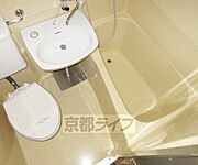 洗面台とトイレが一緒になったバスルームです