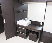 座って支度のできる洗面台・