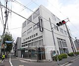 京都中央信用金庫 金閣寺支店まで350m 飲食店が多く並び生活至便な立地。
