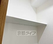 トイレの上に収納スペースございます